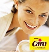 Frau trinkt Tasse Caro Kaffee